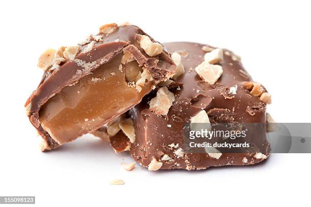karamell-süßigkeiten und schokolade überzogene und mit mandeln - almonds and chocolate stock-fotos und bilder