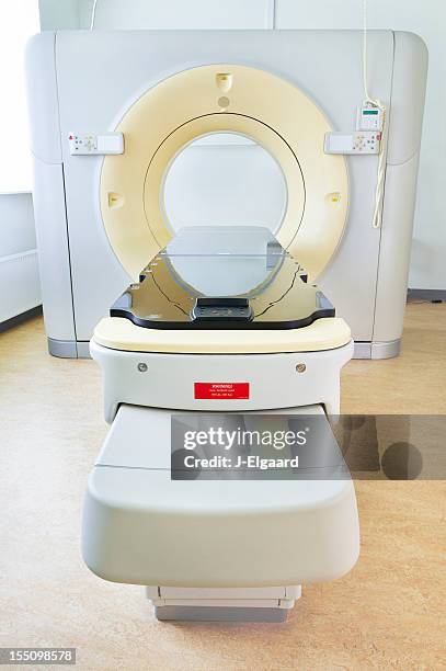 el escáner de un hospital - pet scan machine fotografías e imágenes de stock