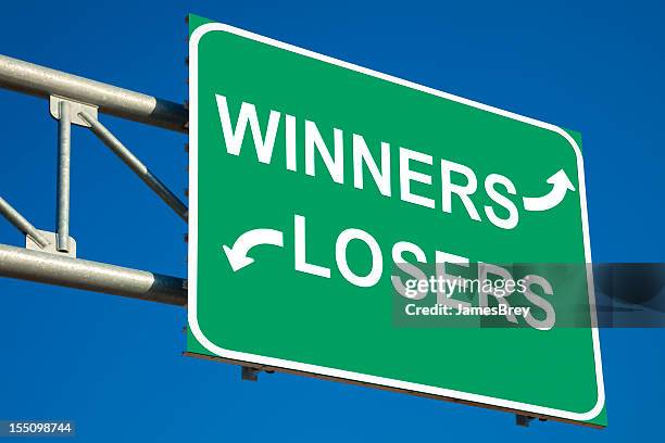 gewinner und verlierer autobahn-schild - winners & losers stock-fotos und bilder