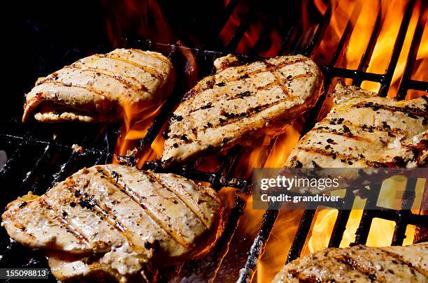 gegrilltes hühnchen - vom holzkohlengrill stock-fotos und bilder