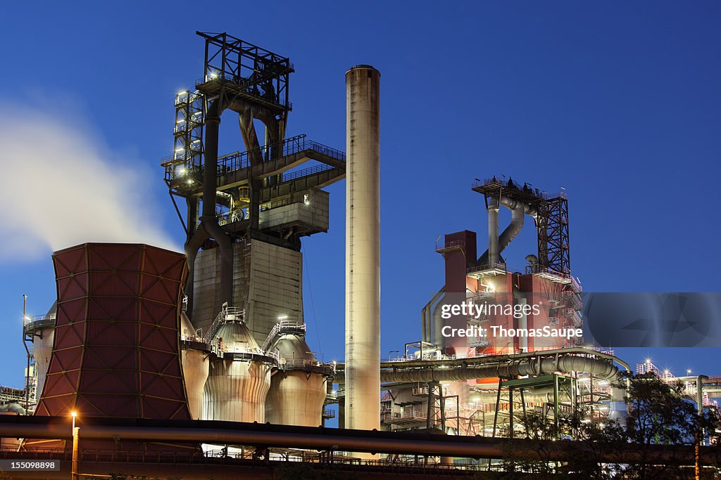 Moderne Schmelzöfen in der Dämmerung