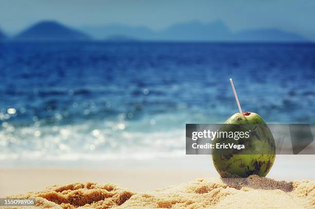 coco sobre las playas de río de janeiro - playa de copacabana fotografías e imágenes de stock