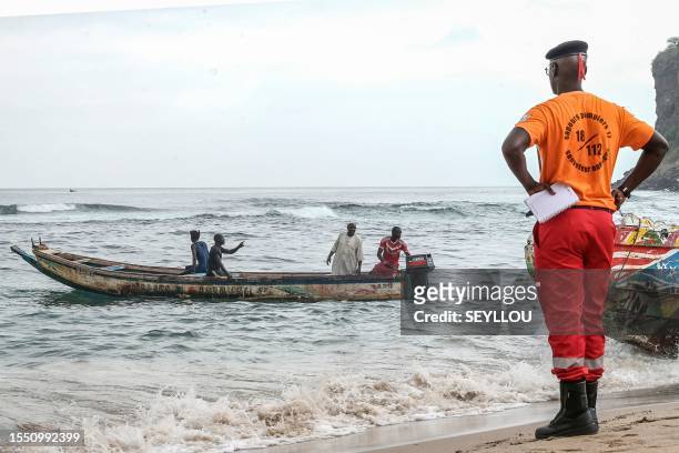 Graphic content / Senegalese rescue personnel and local fishermen prepare a pirogue for a rescue operation in Ouakam, in Dakar on July 24, 2023 after...