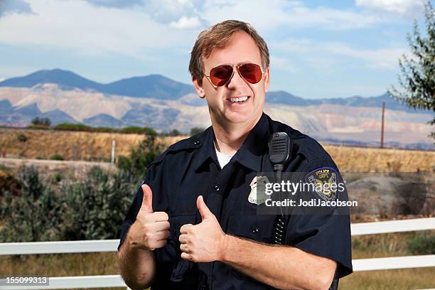 sorrindo polícia polegares para cima com óculos de sol - sheriff - fotografias e filmes do acervo