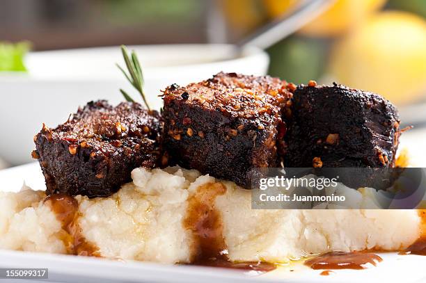 beef short ribs - beef ribs stockfoto's en -beelden