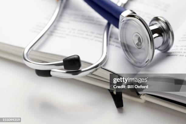 stetoscopio sul libro - esame medico foto e immagini stock