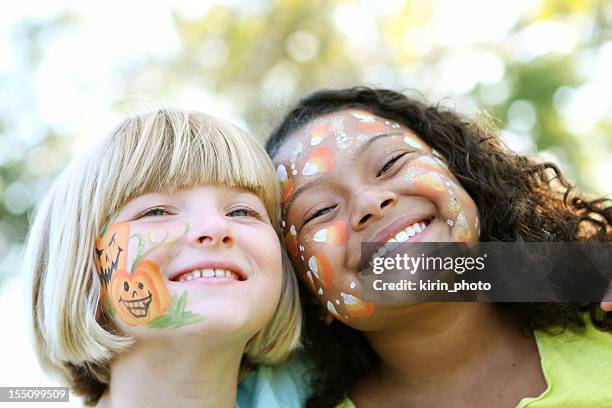 face painted kids - gezichtsmassage stockfoto's en -beelden