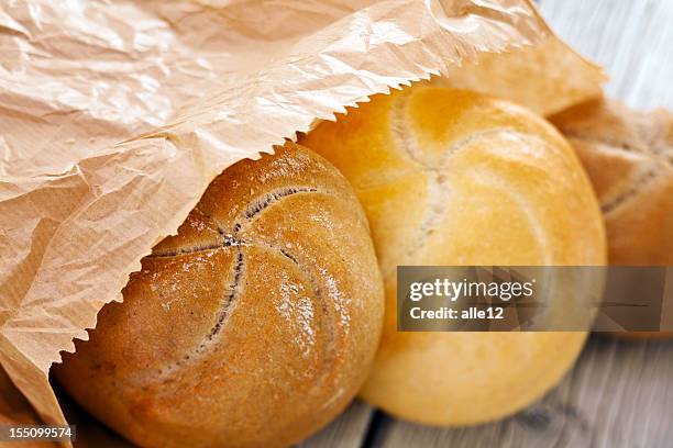pane fresco - busta di carta foto e immagini stock