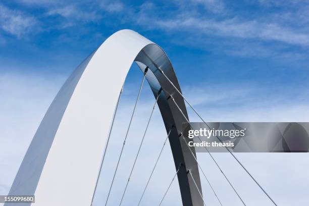 finnieston bridge arc - glasgow schotland stockfoto's en -beelden