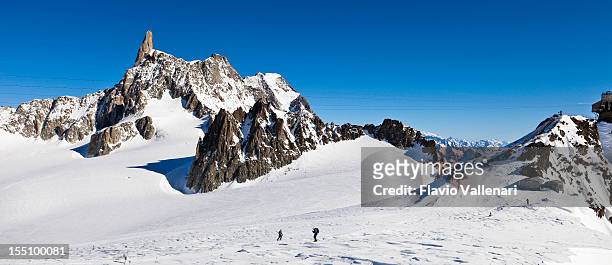 esquiadores no glacier du géant, maciço de mont blanc - mont blanc massif - fotografias e filmes do acervo