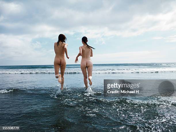 the nudes women which runs the beach - nua imagens e fotografias de stock