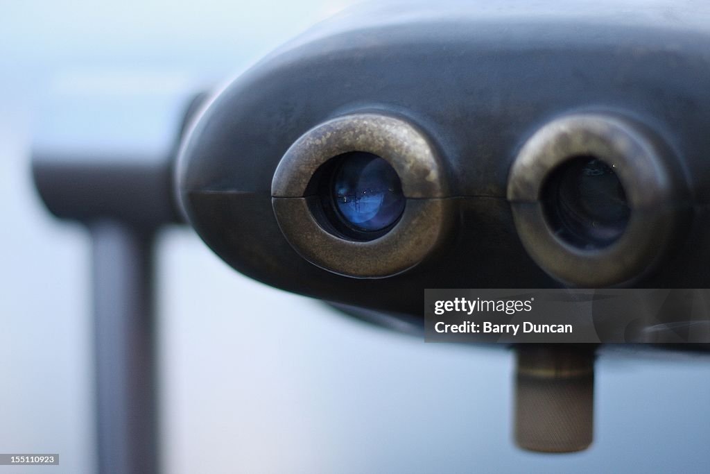 Coin operated binoculars