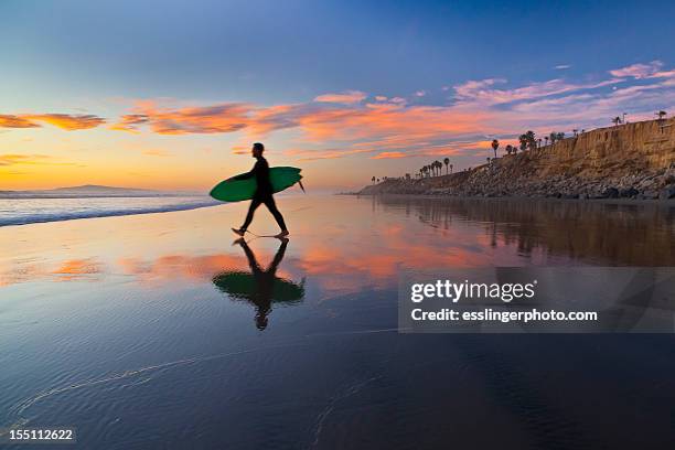 surfer at sunset - huntington-beach-californië stockfoto's en -beelden
