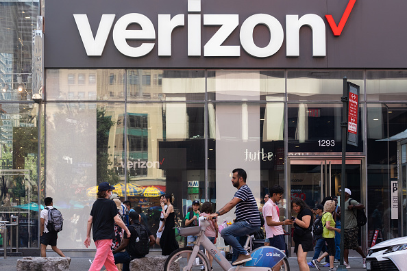 Verizon Stores Ahead Of Earnings Figures