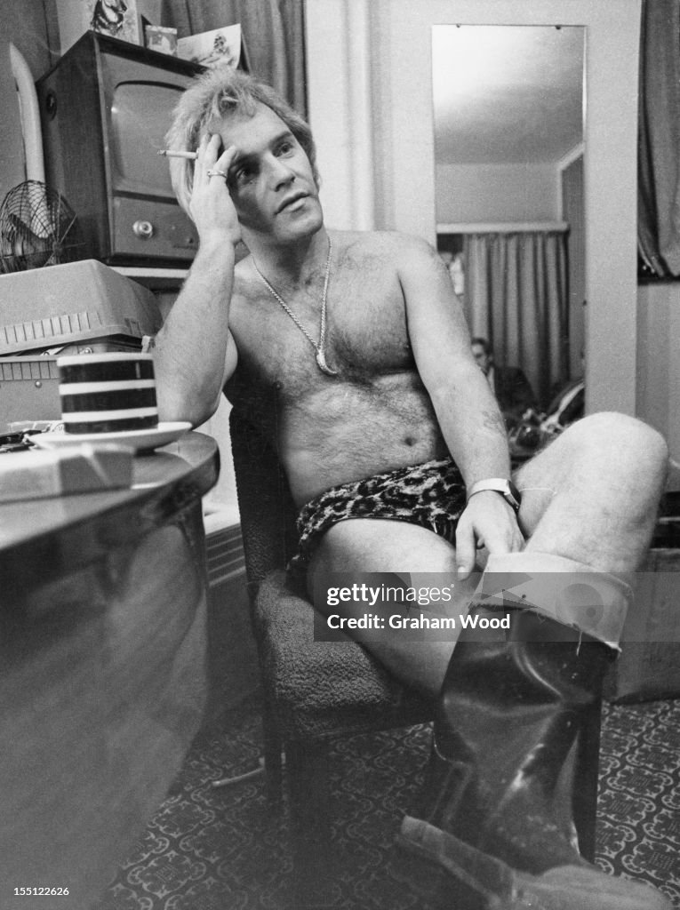 English Comedian Freddie Starr In His Dressing Room At The Winter english-comedian-freddie-starr-in-his-dressing-room-at-the-winter