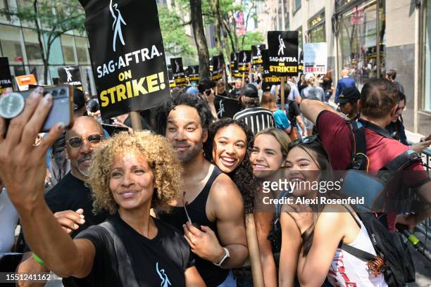 MIchelle Hurd takes a selfie with, Ezra Klein, Johnathan Fernandez, and cast members from "Pretty Little Liars: Original Sin" Maia Reficco, Bailee...