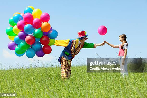 payaso y chica - payaso fotografías e imágenes de stock