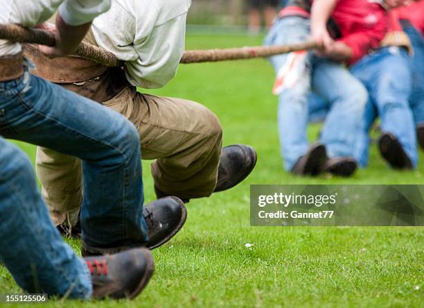 tauziehen wettbewerb - tauziehen stock-fotos und bilder
