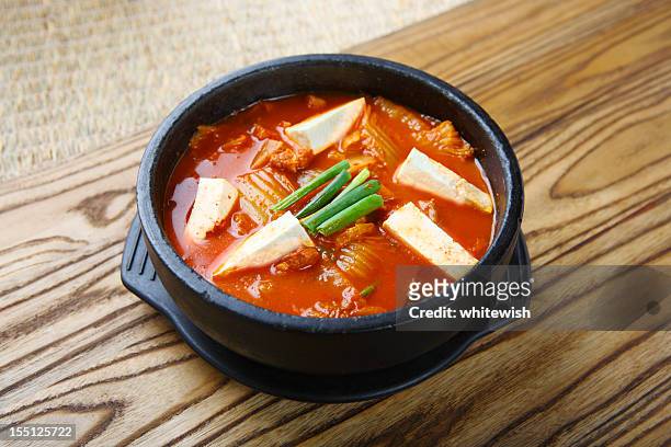 kimchee suppe (kimchee jjigae - kimchee stock-fotos und bilder