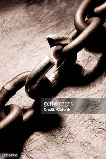 punto debole - a chain is as strong as its weakest link foto e immagini stock