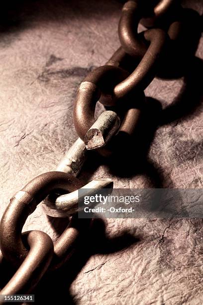 punto debole - a chain is as strong as its weakest link foto e immagini stock