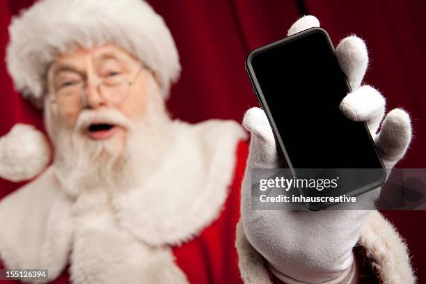 bilder von echten santa claus hat ein smartphone-nachricht - santa portrait stock-fotos und bilder