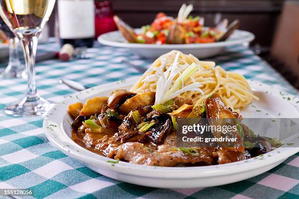 veal marsala - kalfsvlees stockfoto's en -beelden