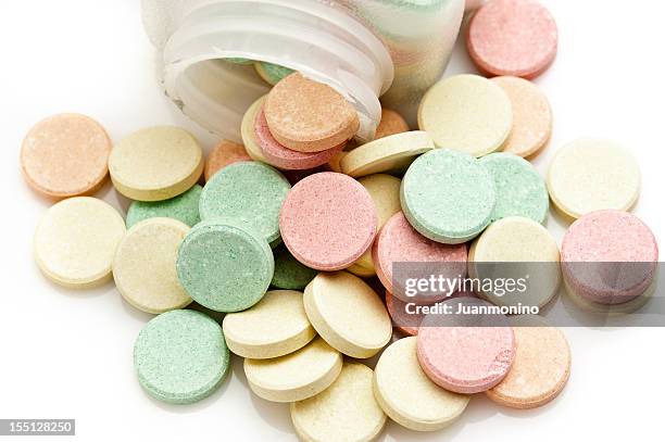 multicolored antacid tablets - alkaline stockfoto's en -beelden