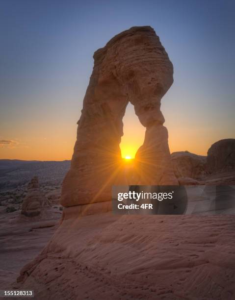 delicate arch sunset (xxxl - delicate arch stock-fotos und bilder
