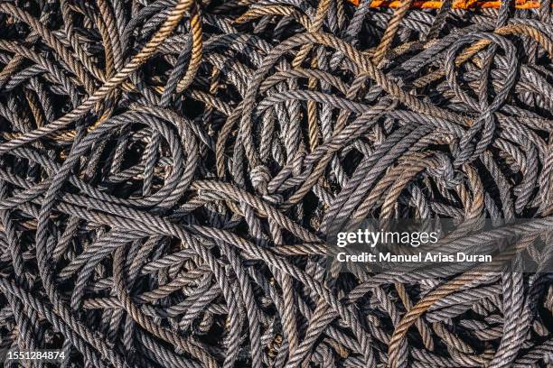 detail image of black entangled ropes - entrelacement photos et images de collection