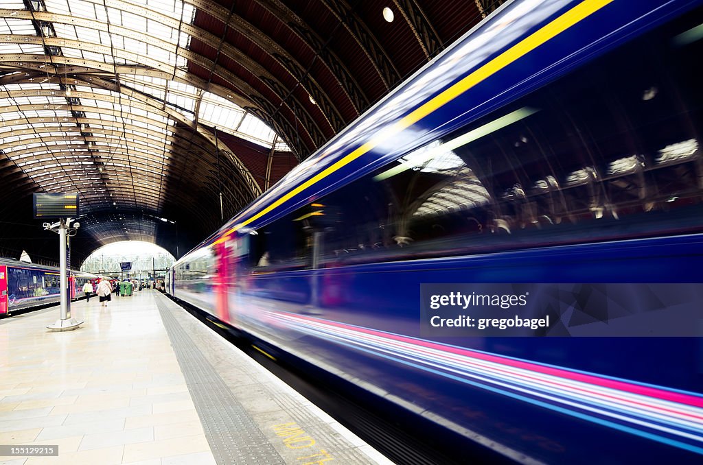 Zug nach Paddington Station in London, England