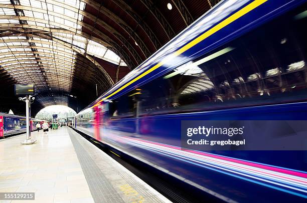 train leaving paddington station in london, england - paddington-londen stockfoto's en -beelden
