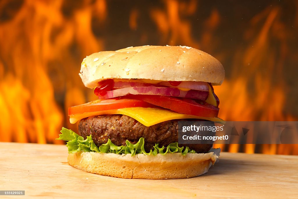 Flamme gegrillte hamburger