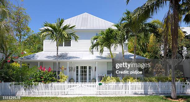 stadthaus in key west, florida, usa - house fence stock-fotos und bilder