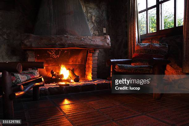 暖炉、木製のログ、椅子と - cottage ストックフォトと画像
