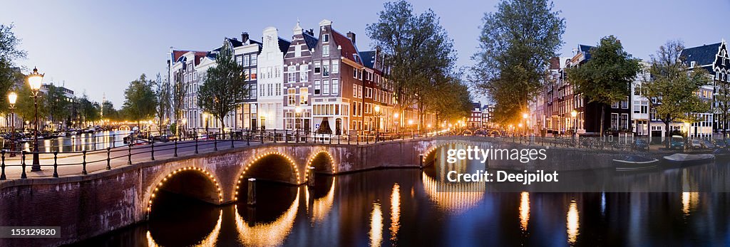 Ponts illuminés canaux d'Amsterdam au soir-Bas