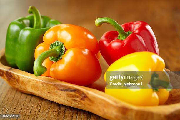 pimientos - orange bell pepper fotografías e imágenes de stock