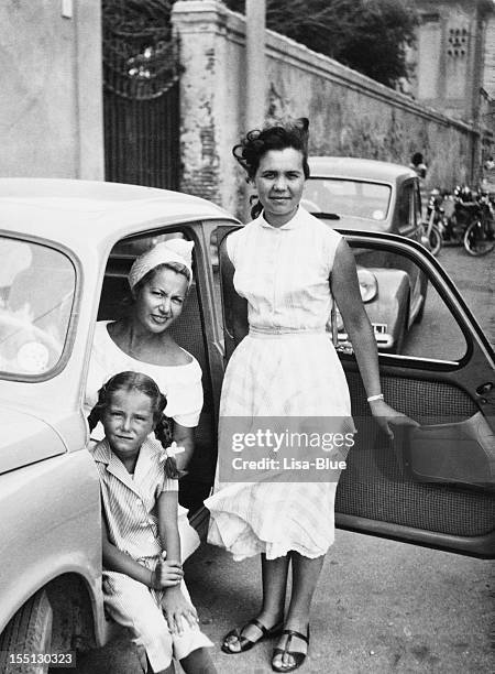 female child with family inside car,1951. black and white - autofoto stockfoto's en -beelden