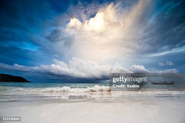 lluvia en el mar - cielo dramático fotografías e imágenes de stock