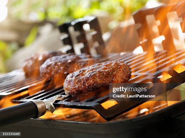 hambúrgueres na grelha ao ar livre - burger on grill imagens e fotografias de stock