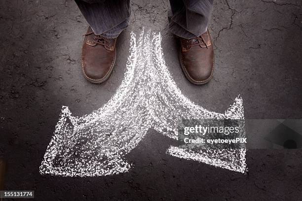 hombre de pie con dos opciones (negocio - numero 2 fotografías e imágenes de stock