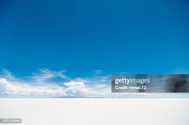 salar de uyuni - horizon over land stockfoto's en -beelden