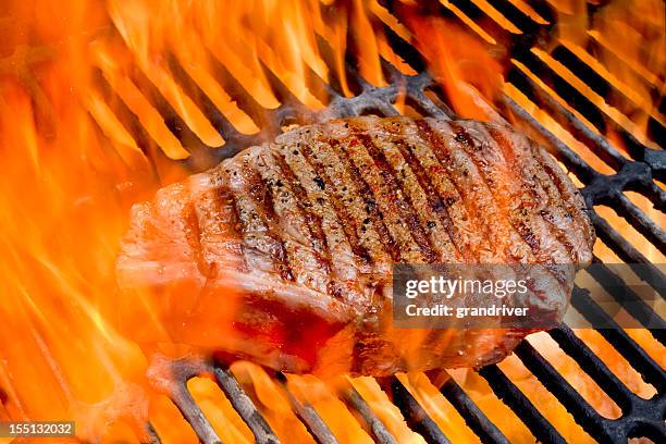 ribeye-steak auf dem grill mit kamin - vom holzkohlengrill stock-fotos und bilder