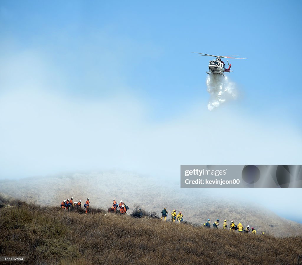 Hubschrauber und Feuerwehrmann