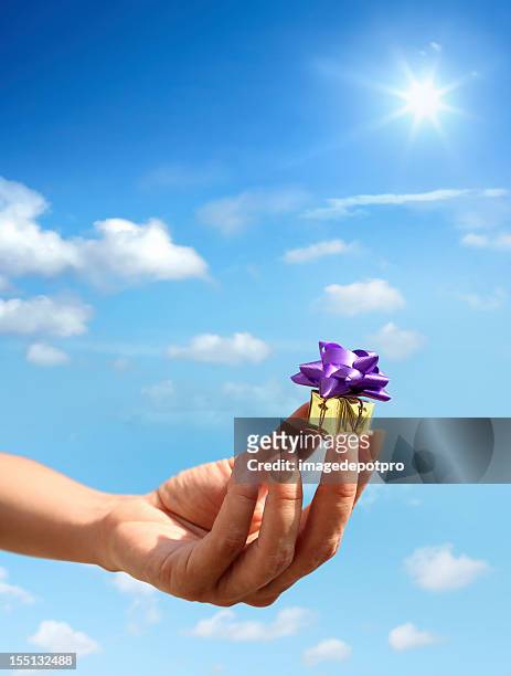 woman holding little gift box - minute dating stock pictures, royalty-free photos & images