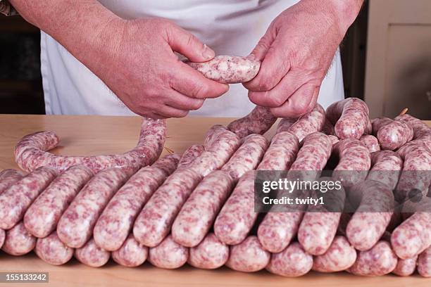 macellaio rende salsicce - insaccato foto e immagini stock
