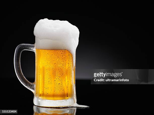 beer - bier glas stockfoto's en -beelden