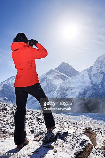 alba sul monte everest, himalaya, nepal - woman looking through ice foto e immagini stock