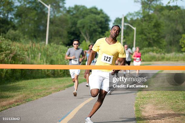 läufer - marathon ziel stock-fotos und bilder