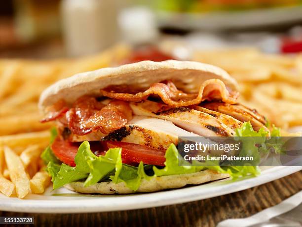 barbacoa sándwiches de pollo - bocadillo de beicon lechuga y tomate fotografías e imágenes de stock